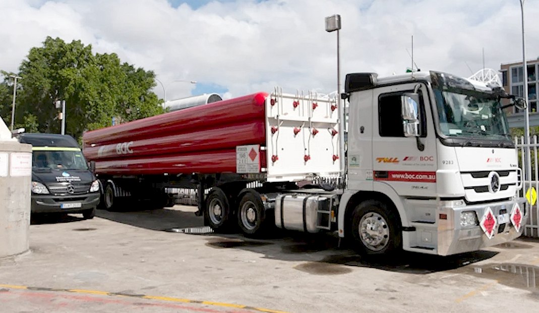 Hydrogen bunkering, mobile truck supplies, refueling logistics